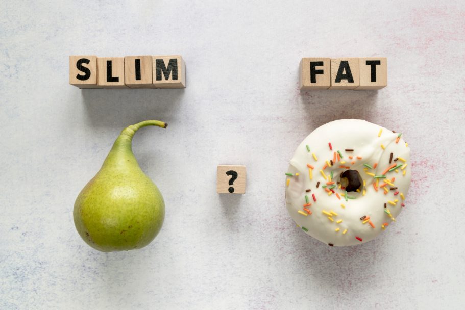 Poire verte à gauche, donut sucré à droite, avec des blocs lettres "SLIM" et "FAT".