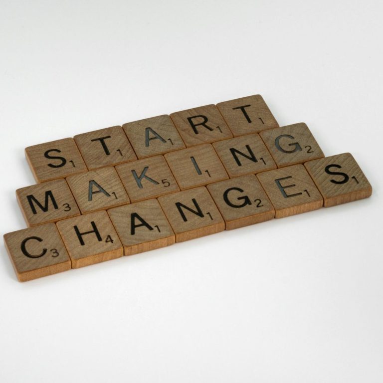 Lettres de jeu de société formant la phrase "START MAKING CHANGES".