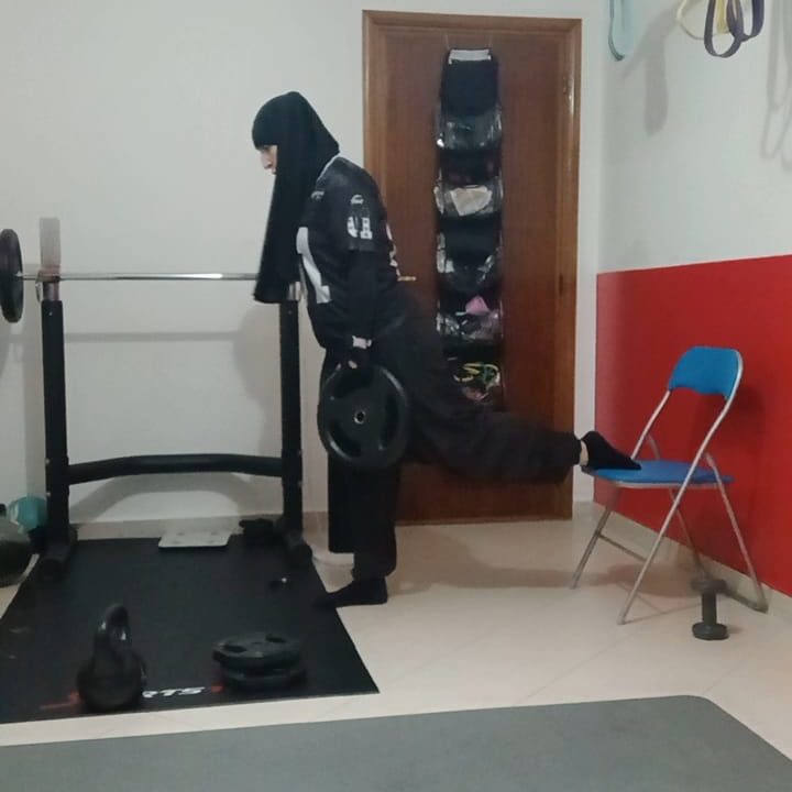 Coach Muslima Fit pensive en regardant la mer, réfléchit à comment rendre le sport accessible à toutes les femmes.