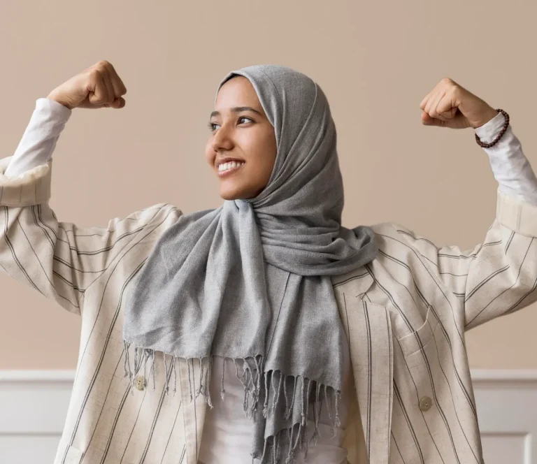 Panneau rouge avec le texte "COMMUNITY IS STRENGTH" en grandes lettres blanches.