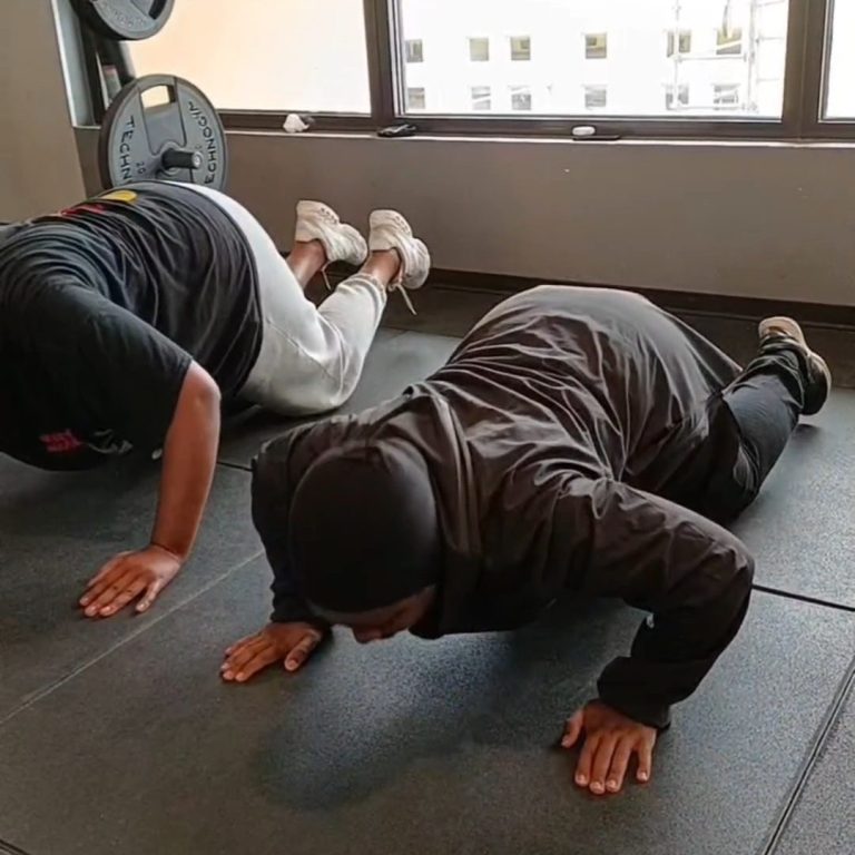 Deux femmes effectuant des pompes sur un tapis de gym. 
