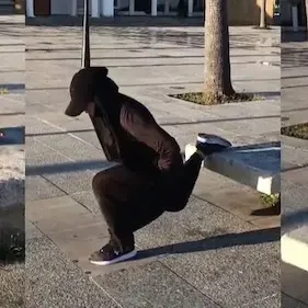 Coach sportive en ligne Muslima Fit réalise une superbe une fente sur un banc ensoleillé