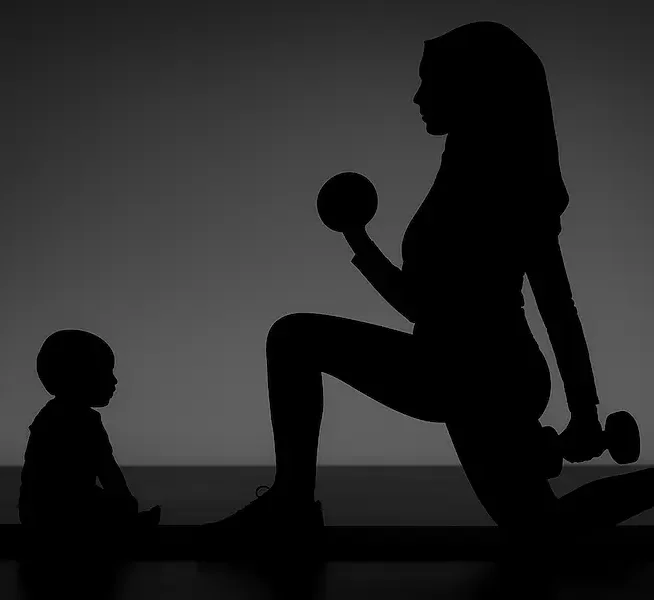 Silhouette d'un enfant assis, profil visible sur un fond clair.