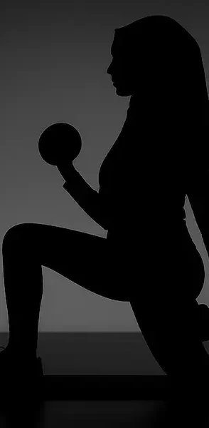 Silhouette d'une femme faisant de l'exercice avec un haltère.