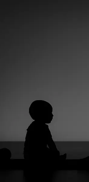 Silhouette d'un enfant assis, profil visible sur un fond clair.