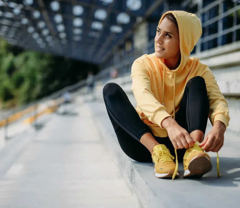 Bouquet de fleurs colorées avec des roses, des callas et des feuillages verts.