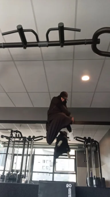 Coach Muslima Fit fait un saut de ninja en dédicace à Aicha.
