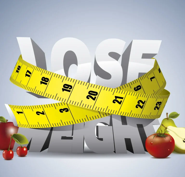 Un avocat noir enroulé dans un mètre ruban sur fond rose symbolise la perte de poids.